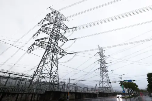 台中海線大停電！14萬戶瞬間陷黑暗　民眾崩潰：過馬路像玩命