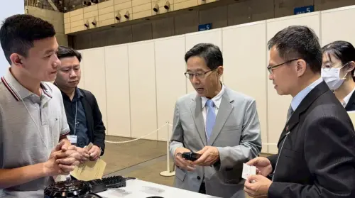 Director-General Chang interacts with participants at Japan Drone 2026. (Taichung City Government)