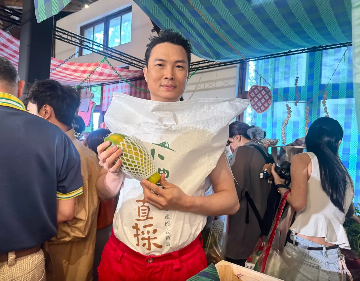 ▲原本任職資訊工程領域的林智樑，11年前放下工程師職涯返鄉務農，透過疏果集中養分，種出肉厚籽少的木瓜與風味飽滿的紅龍果。（圖／記者鍾怡婷攝）