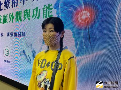▲患者術後10天就可經口進食，且外觀幾乎看不出腫瘤切除痕跡。（圖／記者張乃文攝）