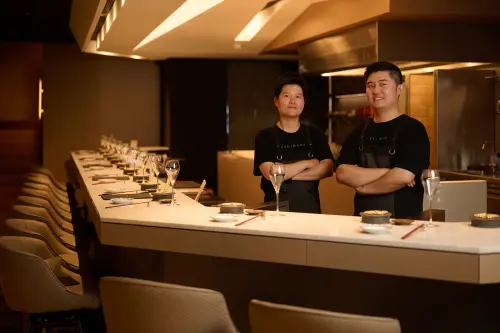 ▲全新開幕的牛花USHIHANA台中店，由品牌主理人莊協霖（Jason，右）攜手多年戰友黃瓊文主掌。（圖／牛花提供）