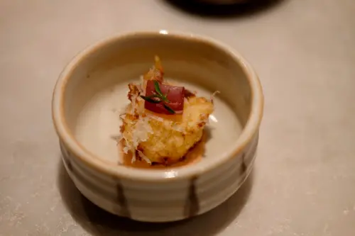 ▲牛花台中公益店特別推出限定料理「起司天婦羅」。（圖／記者葉盛耀攝）