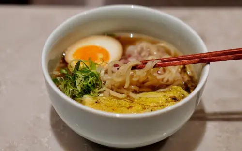 ▲「淡麗牛骨拉麵」看似清淡，實則味美湯鮮，配上雲吞、麵條吃下來很過癮。（圖／記者葉盛耀攝）