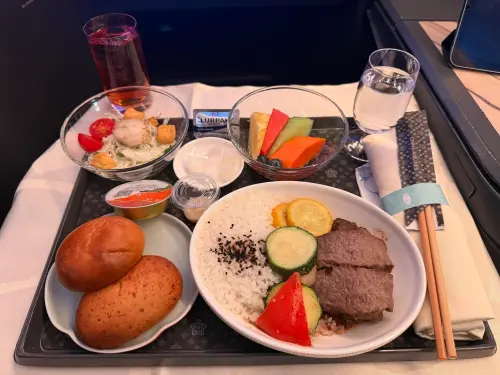 ▲華航最近還有跟大腕燒肉聯名，不少吃過的乘客也稱讚非常好吃。（圖/Threads）