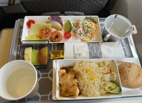 ▲長榮航空的飛機餐國民度也很高，深受許多乘客喜愛，尤其創意飲品、酒水類服務眾多，最近還剛拿下「最佳商務艙氣泡酒」及「創新飲品」雙料金牌。（圖/Threads）