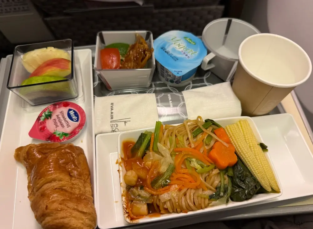 ▲搭飛機出國除了要考量到飛行安全、座位舒適度之外，飛機餐好不好吃也會讓乘客對航空公司滿意度有所影響。（圖/Threads）