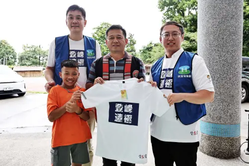 ▲興富發建設永續特助張晉賢（圖右）代表集團捐贈創辦人鄭欽天總裁著作，勉勵四季國小的泰雅族小將們如同蓋房子般打好地基、勇敢追夢。（圖／中華文化教育暨體育交流促進會提供）