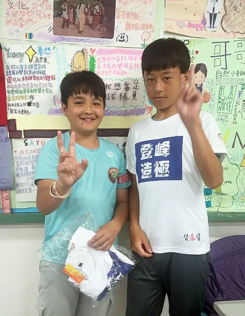 ▲宜蘭縣四季國小籃球隊隊長陳奕翰（右）難掩興奮之情。他表示，舊球遇水容易打滑影響訓練品質，如今有了新裝備，將更有信心迎接未來挑戰，並朝國中籃球舞台持續追夢。（圖／中華文化教育暨體育交流促進會提供）