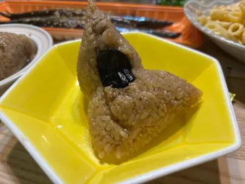 ▲記者實際拆開石農傳統大肉粽，實測重量高達 168 公克為全場最沉，糯米飯體包得相當紮實，並散發出濃郁的傳統胡椒與菜脯香氣。（圖／記者徐銘穗攝）