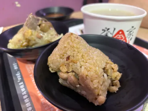 ▲實際拆開劉家傳統大肉粽（圖右，單顆45元），其內餡的豬肉塊與花生經記者實測，為三家名店之中口感最為軟嫩、好入口的一款，深受偏好傳統北部粽風味的饕客喜愛。（圖／記者徐銘穗攝）