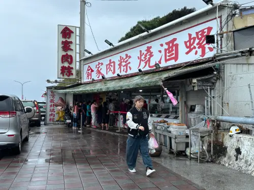 ▲主打24小時不打烊的「俞家肉粽」位於淡金公路旁，醒目的黃色招牌在深夜裡依舊明亮，是許多夜衝族與夜貓子行經北海岸時必訪的宵夜據點。（圖／記者徐銘穗攝）