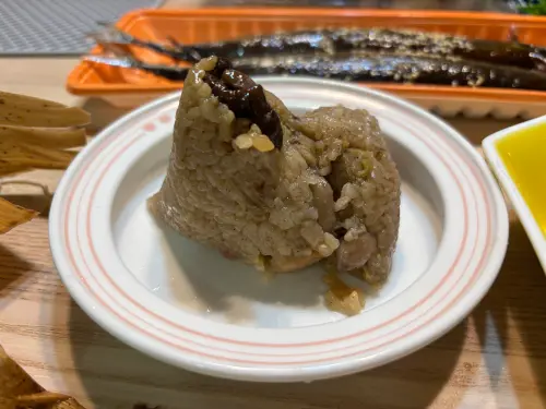 ▲記者實際拆開俞家傳統大肉粽（單顆35元），整體散發出濃郁的胡椒與菜脯香氣，雖然內餡的花生口感偏脆、瘦肉較乾，但無敵的銅板價格依舊吸引大量饕客青睞。（圖／記者徐銘穗攝）