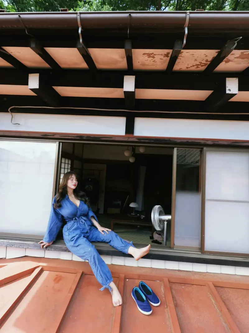    ▲電鋸、衝擊鑽、搬石膏板⋯老屋翻新影片意外爆紅（圖／截自IG@naomiii.live）  