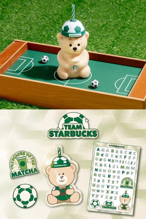 ▲世足賽熱潮！星巴克「足球小熊玻璃TOGO冷水杯、TEAM STARBUCKS足球主題貼紙」開搶。（圖／星巴克提供）