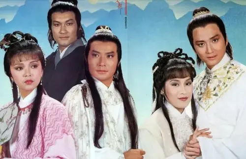 ▲1982年TVB版《天龍八部》中石修（左三）扮演慕容復，獲得極佳好評，楊盼盼（右二）飾演木婉清，也有不少觀眾喜愛。（圖／翻攝自微博）