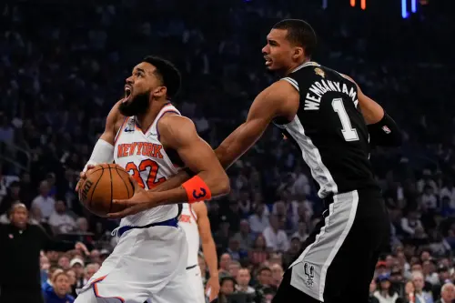 ▲開賽尼克就陷入了落後，不斷被馬刺打出12：2攻勢，當家中鋒（Karl-Anthony Towns）還在一分鐘左右就被吹了2次犯規得下場休息。（圖／美聯社／達志影像）