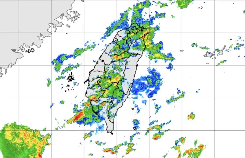 ▲雷達回波顯示，台灣上空及周邊仍有對流雲系發展，西半部、南部近海及北部山區可見較明顯回波，部分地區可能出現短時強降雨。（圖／中央氣象署cwa.gov.tw）