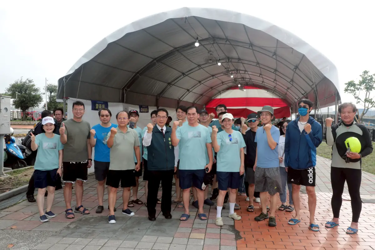 ▲台南市長黃偉哲前往安平運河視察龍舟賽場整備情形，並特別為練習隊伍加油打氣。（圖／南市府提供）