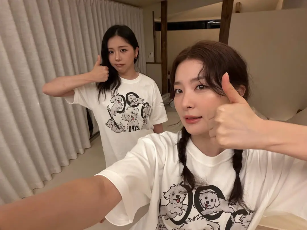 ▲YouTuber「Sukyzin」姜秀珍（左）驚傳於本月7日因突發事故離世，享年30歲，由於她是Red Velvet成員瑟琪（右）的表妹，2人前幾天才一起去濟州島旅遊、拍片，消息曝光後震驚大批粉絲，家屬也透過YouTube頻道證實噩耗。（圖／翻攝自秀珍IG@sukyzin）