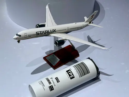 ▲登機證與行李條設計的「STARLUX 飛行探索不鏽鋼杯」。（圖／記者蕭涵云攝）