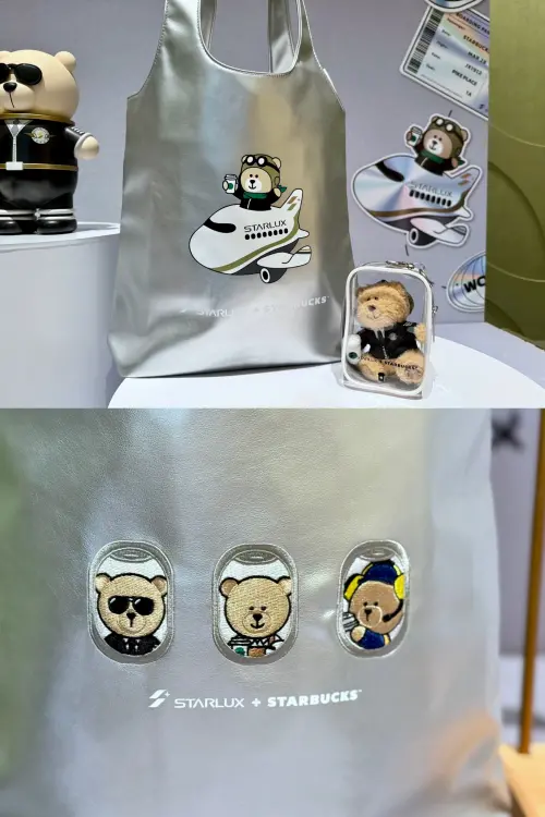 ▲雙面設計的「飛行托特包」有小熊刺繡觀景窗好可愛；機師熊吊飾娃娃搭配透明娃包。（圖／記者蕭涵云攝）