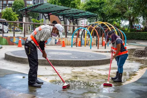 ▲為迎接暑假親水人潮，新北市各戲水設施已完成設備檢修、水質檢測及環境整備工作，並持續比照往年標準辦理定期水質監測與場域維護。（圖／新北市政府）