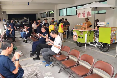 中警一分局烤乳豬、雞蛋糕進場歡慶警察節
