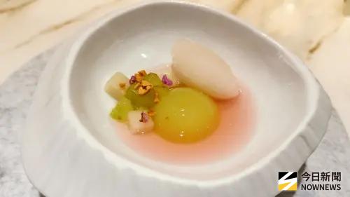 ▲甜點〈麝香葡萄．巨峰葡萄酒粕．紫蘇〉以高雄金馬賓館當代美術館為靈感。（圖／記者陳美嘉攝）