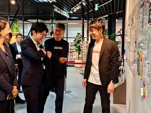 ▲ 青年局長林楷軒（左二）率團回訪熊本市新創基地XOSS POINT.，並在熊本市經濟觀光局產業部代表導覽下，就跨國青創基地資源對接進行實務交流。（圖／高市府青年局提供）