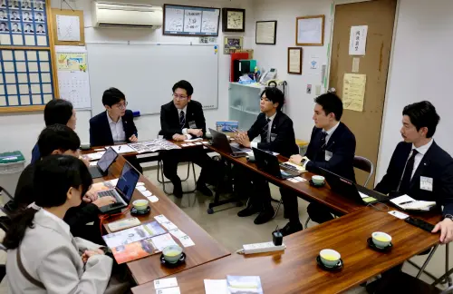 ▲青年局長林楷軒（左四）與熊本青商會理事長藤原將和（右四）及幹部成員會面交流，針對青年議題及高雄青商會未來合作等面向展開深度對話。（圖／高市府青年局提供）