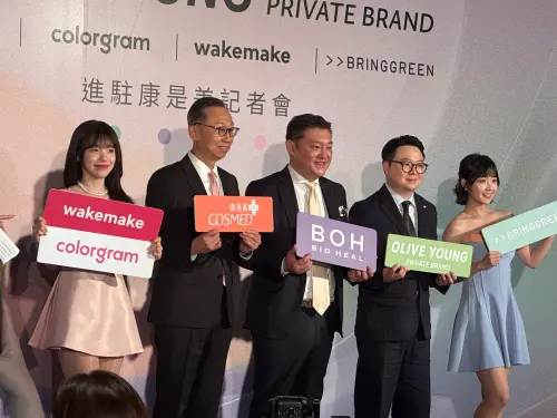 ▲康是美總經理王寶銘（左2）表示，希望不只是把產品帶進台灣，而是讓韓國彩妝流行趨勢進到台灣。（圖／記者鍾怡婷攝）
