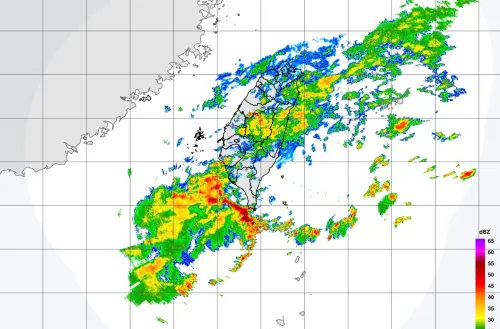 ▲滯留鋒面在臺灣附近，各地天氣不穩定，西半部地區及東半部山區有短暫陣雨或局部雷雨。（圖／翻攝自中央氣象署）