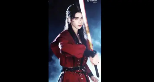 ▲張凌赫（如圖）在《吉星高照》裡飾演鬼王花城，超有魅惑感，加上一身紅衣造型，相關素材釋出時引發粉絲暴動。（圖／翻攝自微博）