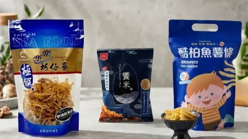 ▲高雄翰品酒店「世足應援組合包」精選高雄在地特色零嘴，包括梓官漁會魷魚絲、林園魚薯條及美濃饗米。（圖／高雄翰品酒店提供）