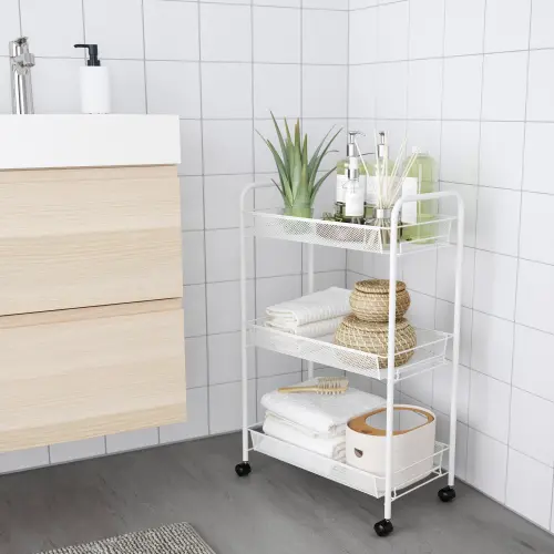 ▲榮登 IKEA 全台熱銷排行榜前茅的「HORNAVAN 推車」，常態款僅推出最百搭的鋼質白色。百元級超親民定價搭配靈活移動的四輪設計，是廚房、浴室與小資房間收納的盲買首選。（圖／IKEA提供）