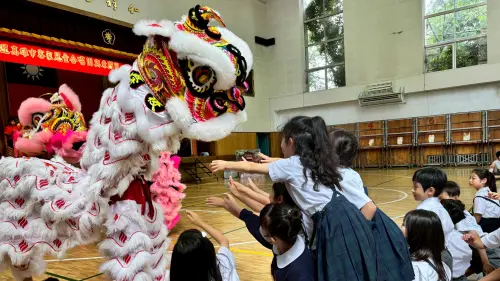 ▲高雄客家兒童合唱團赴日與東京中華學校見習交流，還帶傳統客家方口獅與東京中華學校的東華獅隊同台交流。（圖／高市府客委會提供）
