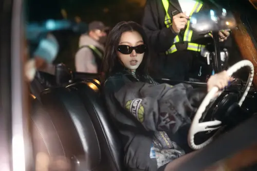 拍MV無照駕駛？雙手還離開方向盤　200萬粉絲女歌手身分曝光