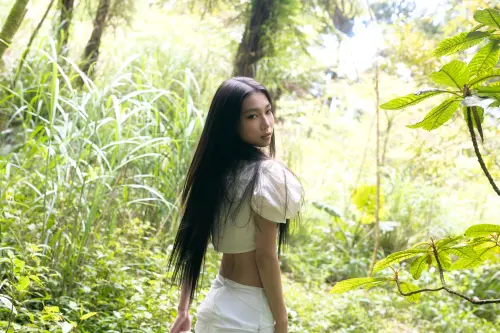 ▲郁欣Ivy國際高規格打造新單曲〈你現在一樣快樂嗎〉，唱出成長的焦慮。（圖／KTJ Holding 提供）