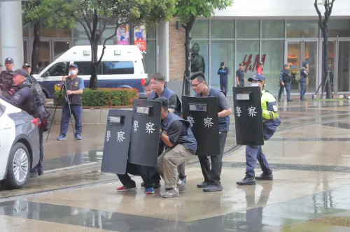 ▲ 針對人質危機，內政部警政署保安警察第一總隊維安特勤大隊、高市警局特勤中隊及談判組無縫對接，以強勢戰術攻堅，平安營救人質。（圖／高市警局提供）