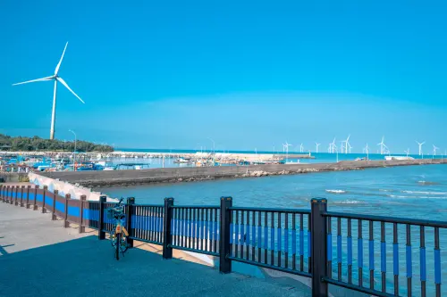 Miaoli's Longfeng Fishing Port offers a scenic stop for cyclists. (Taiwan Bike)