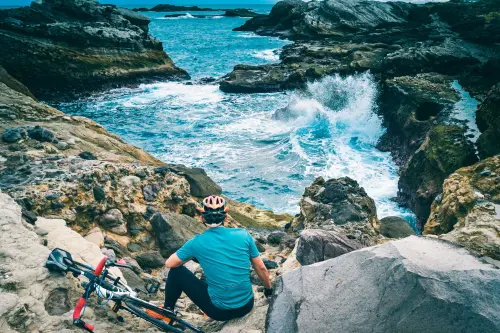 A cyclist rests on the rugged cliffs of Shihtiping along Provincial Highway 11 in Hualien. (Taiwan Bike)