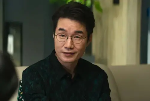 ▲已故演員宋英奎（如圖）在韓劇《鐵拳教育》中飾演國會議員，展現了精湛演技。（圖／翻攝自Netflix）