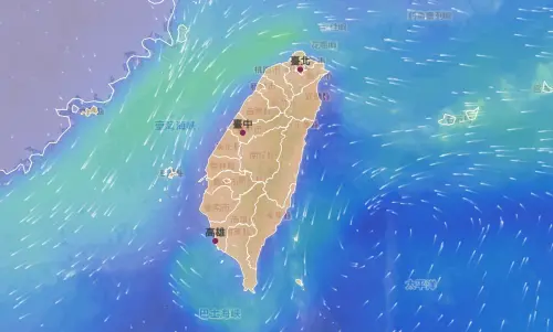 ▲鄭明典解釋，目前偏北風尚淺，850百帕可見逆時針旋轉的微弱環流，其中心目前在台灣西北側，但低壓環流提供中南部向著地形吹的偏西風，將有利於山區午後對流發展。（圖／中央氣象署）