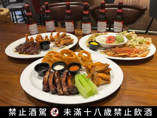 ▲TGI FRIDAYS 攜手百威啤酒推出三款應援分享餐，適合好友揪團分享。（圖／開展餐飲集團提供）