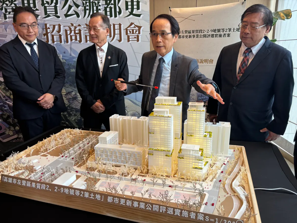 ▲高雄副市長林欽榮於左營果貿都更台北招商會現場模型前解說，該案預估引資146億，打造北高雄最強AI文教區。（圖／記者徐銘穗攝,2026.06.12）