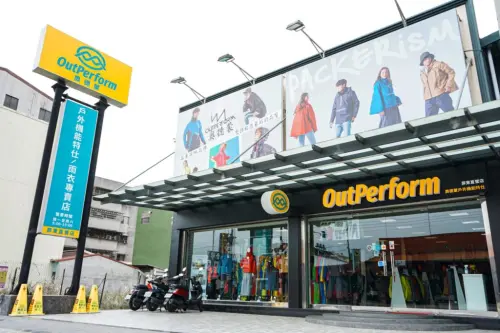 ▲被騎士封為雨衣界戰神的「Outperform奧德蒙」實體專賣店，其機能設計與防雨口碑在Google評論上獲得高度正面評價。（圖／翻攝自Google評價）