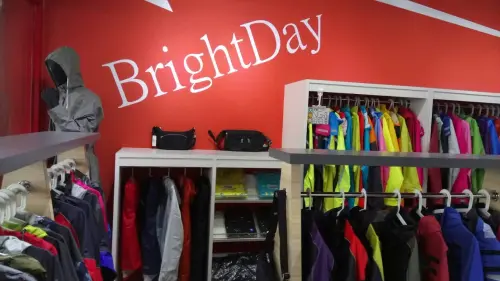▲與奧德蒙系出同門的「Brightday君邁雨衣」實體店內陳列。品牌主打機能美學與年輕化撞色，是許多外送員與騎士的雨天首選。（圖／翻攝自Google評價）
