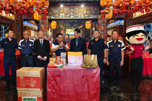 ▲台中福華飯店捐贈愛心粽及關懷禮盒，陪伴弱勢家庭與孤老長者溫暖過節。（圖／福華飯店提供）