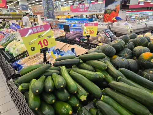 ▲愛買櫛瓜、洋蔥都只要10元破盤價，華盛頓空運西北櫻桃（9.5R等級）半台斤只要150元。（圖／愛買提供）