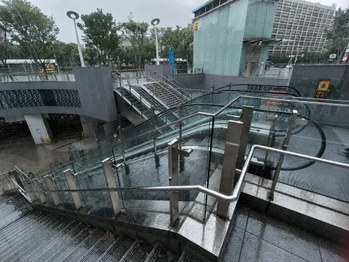 大雨狂灌捷運手扶梯怕漏電？電梯大廠掀踏板曝內幕：它自己會抽水